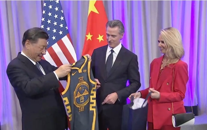 California Governor Newsom gives Xi Jinping a Chinese jersey for the NBA Golden State Warriors
